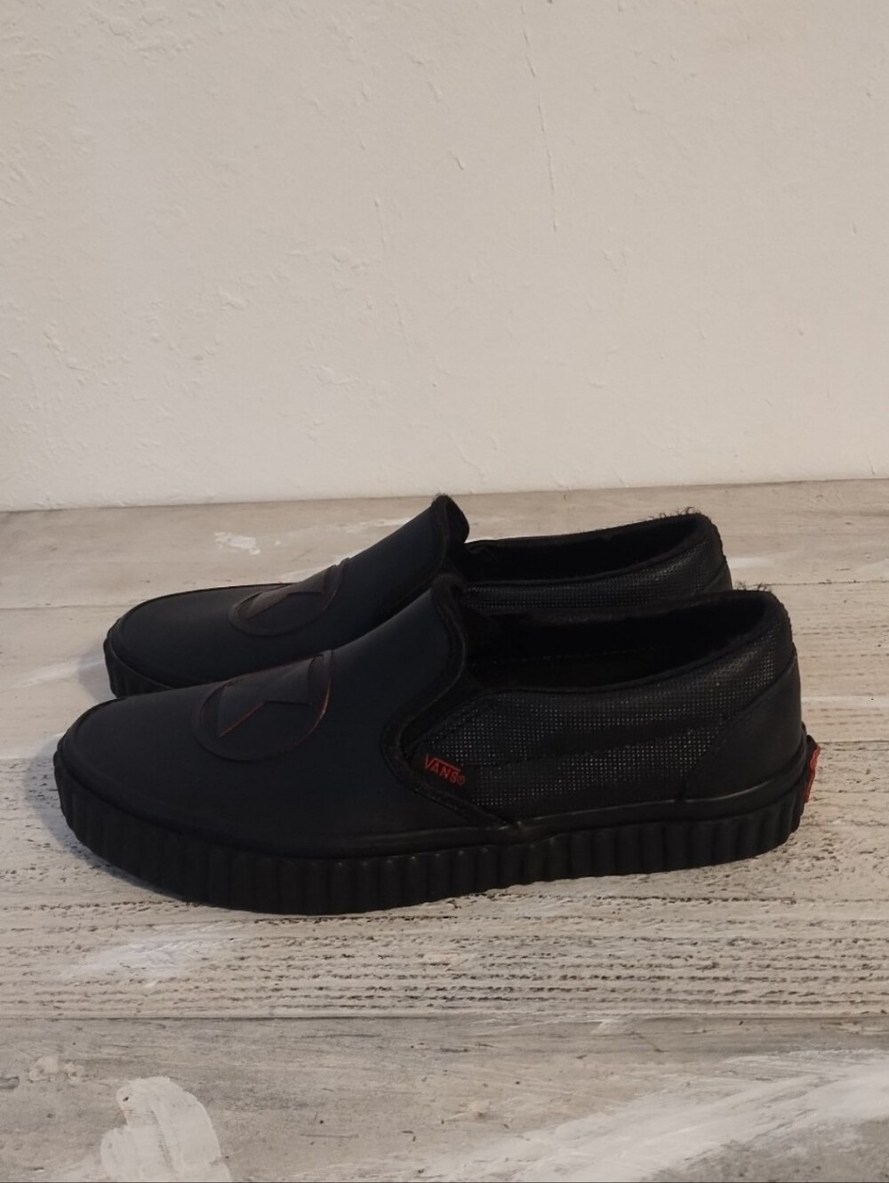 Vans unisex Marvel Black Widow Classic Slip On Women's 7.5 Skat